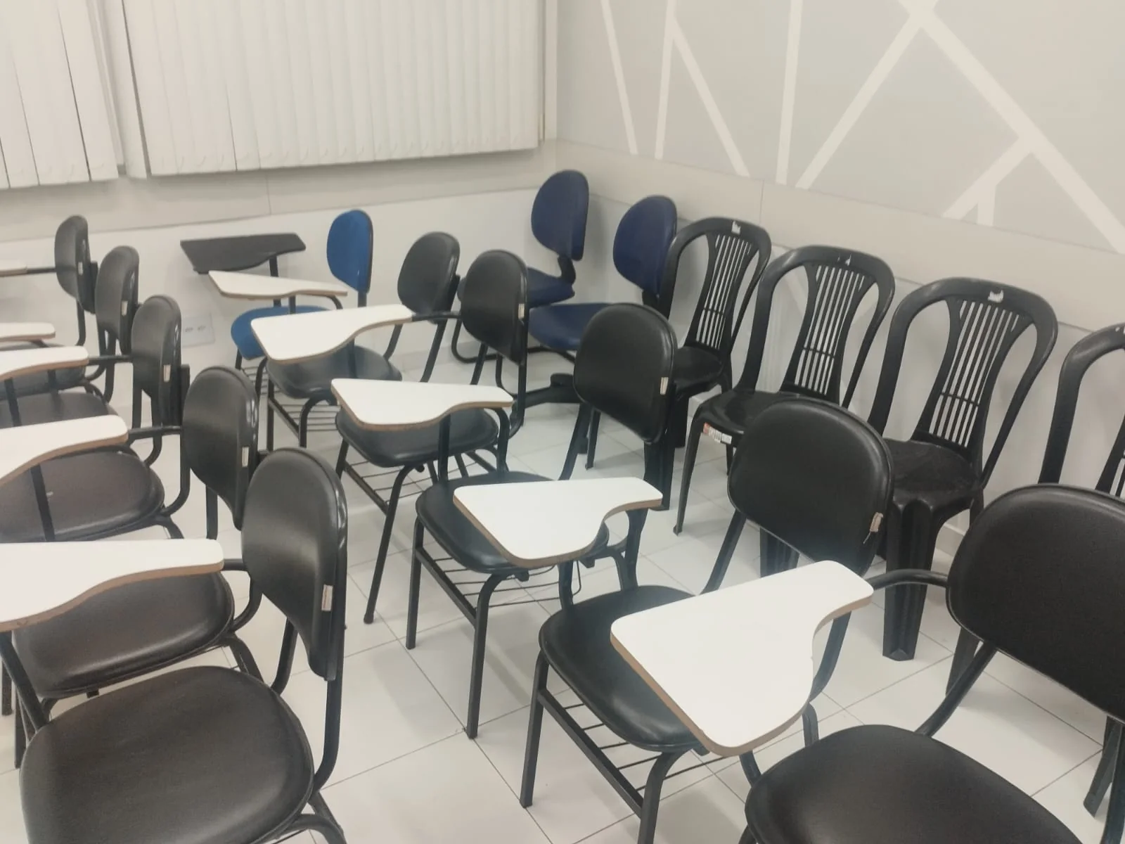Visão ampla da sala com cadeiras organizadas para uma turma